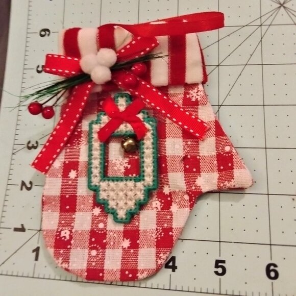 Red White Gingham Mitten Ornament Handcrafted Lamppost Pin Gift Card Holder - Picture 4 of 9